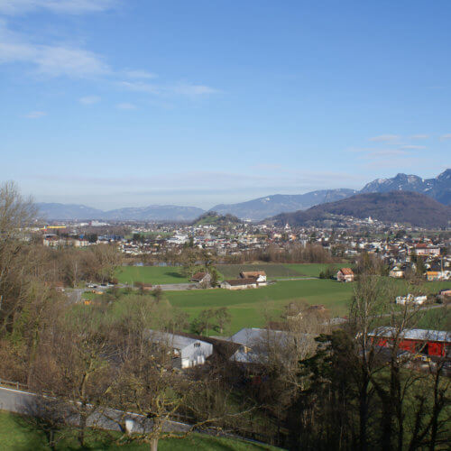 Blick ins Rheintal. Montlingerberg und Kummaberg in der Rheinebene von Südwesten. Bild: Kantonsarchäologie St.Gallen